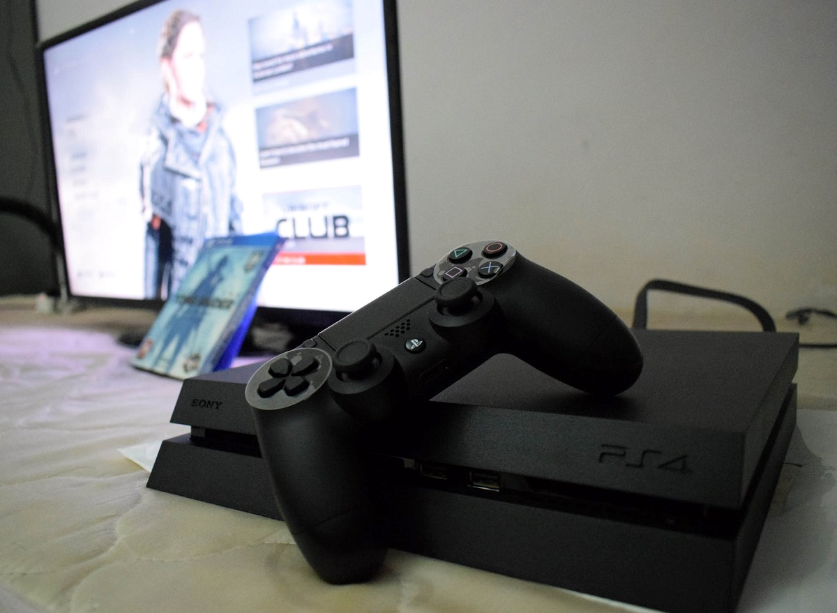 Máy chơi game SONY PS4 Pro OM 2 Bundle - CUH-7218B OM2 trang bị dung lượng là 1TB